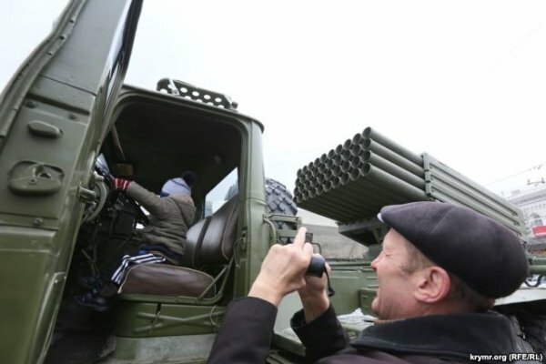 В центре Симферополя выставили тяжелую военную технику (ФОТО)